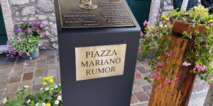 Il cippo disposto nella piazza di Tonezza