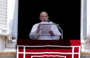 Papa-Francesco-Angelus-serve-poco-andare-sulla-luna-se-non-viviamo-da-fratelli-sulla-Terra_articleimage